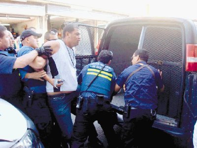 Cristian Castillo fue metido a la perrera y nunca solt&#x00F3; la c&#x00E1;mara. Se le ve le gafete. Cortes&#x00ED;a Polic&#x00ED;a Municipal de San Jos&#x00E9;.