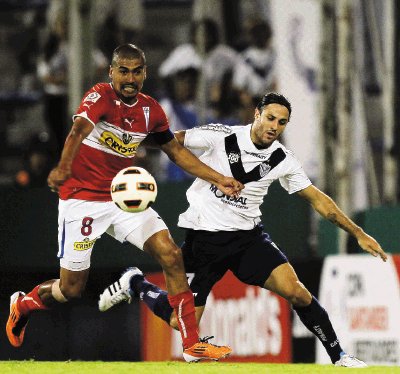 La U Cat&#x00F3;lica remont&#x00F3; e hizo historia al vencer al V&#x00E9;lez. EFE