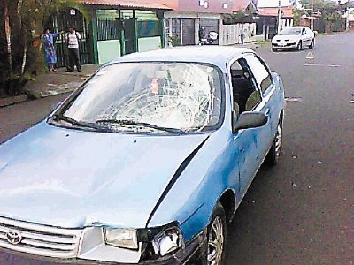 Producto del impacto al carro se le quebr&#x00F3; el parabrisas. La Polic&#x00ED;a de Tr&#x00E1;nsito se hizo cargo del caso. Eduardo Badilla.