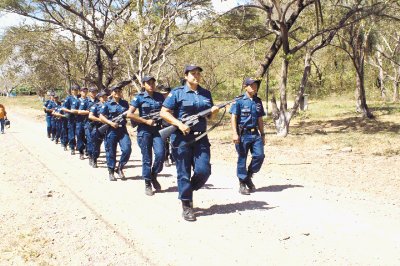 Entre la fuerza, armas y el cari&#x00F1;o de una mujer 