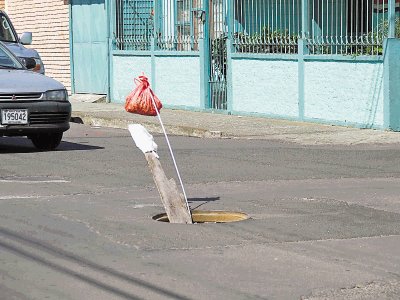 Calle es un peligro por alcantarilla. Jorge Calder&#x00F3;n.