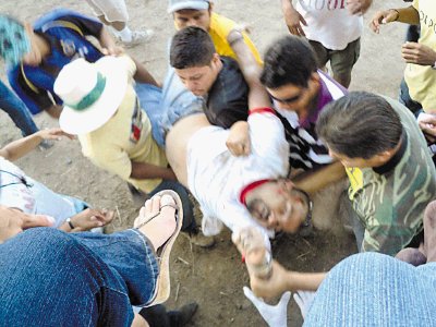 Fernando, cuando era socorrido por otros improvisados. Christian Campos.