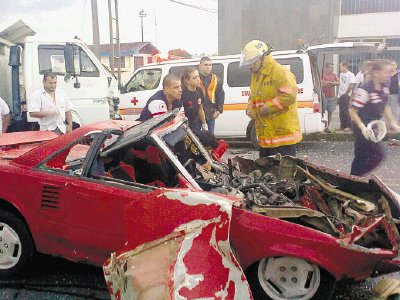 El chofer al ser rescatado. Est&#x00E1; en el M&#x00E9;xico. Carlos Hern&#x00E1;ndez.