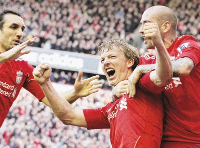 Dirk Kuyt anot&#x00F3; un triplete para el Liverpool. EFE.