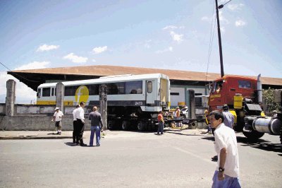 Las tres m&#x00E1;quinas provenientes de Lim&#x00F3;n ya se encuentran en la estaci&#x00F3;n del ferrocarril al Pac&#x00ED;fico. Marcela Bertozzi.