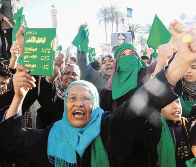 Simpatizantes del l&#x00ED;der libio Muamar al Gadafi portaban carteles con su retrato y ondeaban banderas verdes. EFE.
