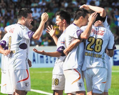 Los morados sonrieron en el segundo tiempo, donde jugaron mejor que Lim&#x00F3;n y ganaron 2 por 0. Sequeira y Arrieta lograron las anotaciones. Rafael Pacheco