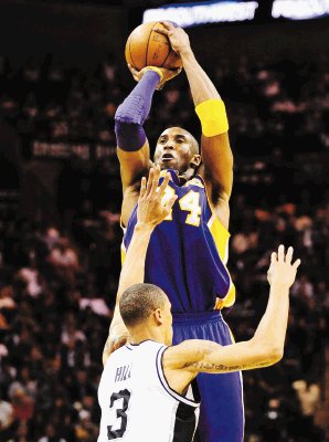 Kobe fue verdugo, anot&#x00F3; 26 puntos. EFE.