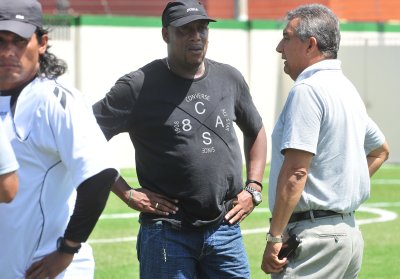   Hern&#x00E1;n Medford, gerente deportivo de Lim&#x00F3;n, salud&#x00F3; y convers&#x00F3; con Juan Manuel &#x00C1;lvarez, t&#x00E9;cnico de Saprissa.