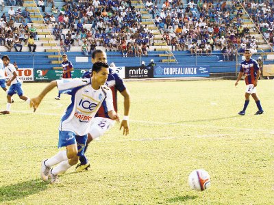 &#x201C;Los Guerreros del Sur&#x201D; no pudieron sacar el resultado en casa, quedando rezagados con 19 puntos. Aqu&#x00ED; Alb&#x00E1;n G&#x00F3;mez intent&#x00F3; superar la marca de Carlos Johnson. Mario Cordero.