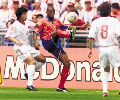 La &#x00FA;ltima vez que Costa Rica jug&#x00F3; ante China fue en el Mundial del 2002. Archivo.