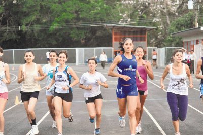 J&#x00F3;venes atletas se unieron a la experimentada corredora Gabriela Tra&#x00F1;a, ayer en el polideportivo Monserrat. Jos&#x00E9; Rivera.
