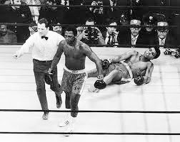    Joe Frazier tumb&#x00F3; a Muhammad Al&#x00ED; en el asalto n&#x00FA;mero 15, en el Madison Square Garden, y gan&#x00F3; por puntos la pelea.