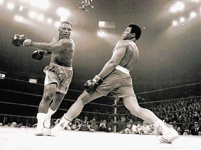    Al&#x00ED; vuelve a derrotar a Frazier en un combate sangriento en Manila, Filipinas, en 1975. Fue una pelea brutal para ambos.