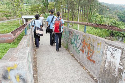 Estudiantes deben pasar por este puente. Foto: Alejandro Nerdrick, corresponsal.