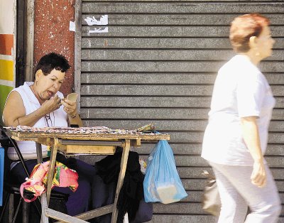 Olga Rodr&#x00ED;guez lleva 36 a&#x00F1;os vendiendo loter&#x00ED;a. R. Pacheco.