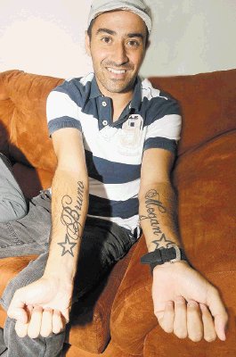 Jos&#x00E9; Carlos Cancela muestra sus dos tatuajes. Herbert Arley