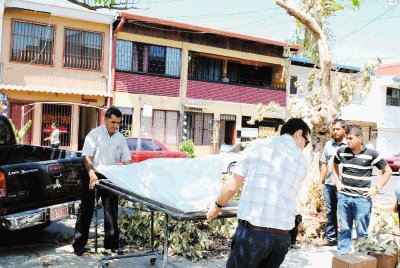 El cuerpo de la educadora lleg&#x00F3; ayer en la ma&#x00F1;ana al OIJ de Puntarenas. La fatalidad trunc&#x00F3; sus sue&#x00F1;os. Ronny Soto.