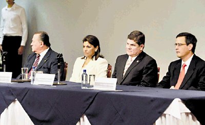 Representantes de los supremos poderes de la Rep&#x00FA;blica se reunieron para festejar la resoluci&#x00F3;n de la Corte. A. Tenorio.