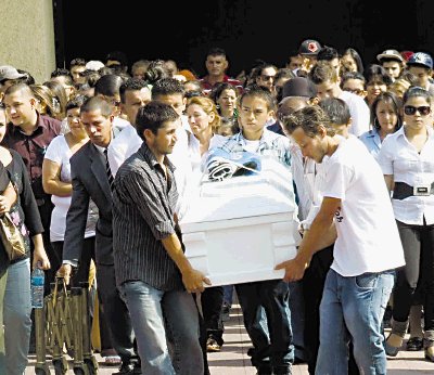 Los guantes de boxeo fueron colocados encima del ata&#x00FA;d para ser sepultados junto con el cuerpo. Jorge Calder&#x00F3;n.