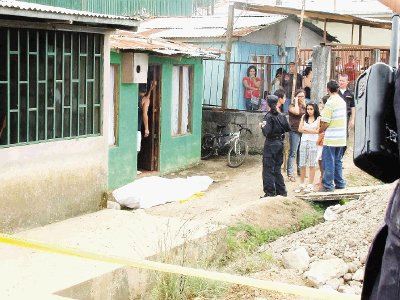 Fue sacado sin vida del lugar. Foto: Jorge Calder&#x00F3;n.