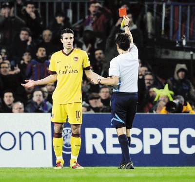    Por patear el bal&#x00F3;n luego de que le sancionaron un fuera de juego, fue expulsado Robin Van Persie.