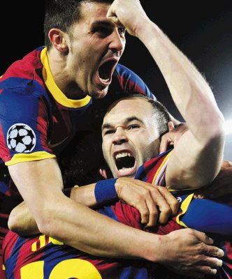 Messi (dos veces) y Xavi, le dieron el gane al Barcelona. Iniesta dio dos asistencias. AP