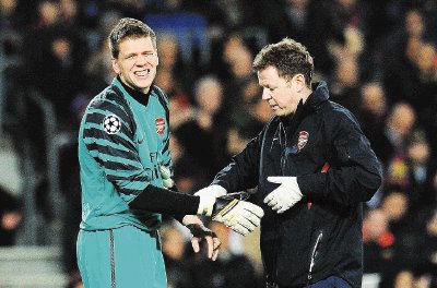    El portero checo del Arsenal Wojciech Szczesny, solo jug&#x00F3; 19 minutos. Se lastim&#x00F3; uno de sus dedos de la mano.