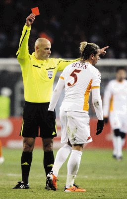    El zaguero franc&#x00E9;s de la Roma Philippe Mexes, fue otro de los jugadores que vio la tarjeta roja ayer.