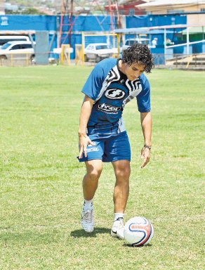 Randall &#x201C;Chiqui&#x201D; Brenes, practica con Bryan Valer&#x00ED;n, uno de los arqueros brumosos, casi todos los d&#x00ED;as. Fotos de Manuel Vega