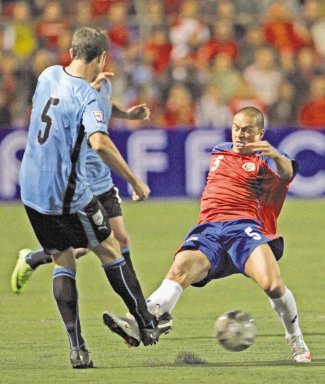 Gilberto Mart&#x00ED;nez jug&#x00F3; su &#x00FA;ltimo partido con la Selecci&#x00F3;n Nacional el 14 de noviembre, ante Uruguay. Archivo