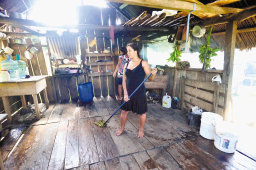 Las hermanas Zamora Aguilar ayudan a sus padres en las labores dom&#x00E9;sticas en la zona fronteriza de Ca&#x00F1;o Pereira. J. Rivera.