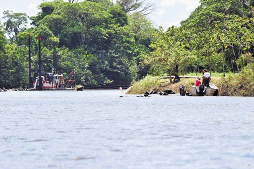 Civiles y militares nicarag&#x00FC;enses en plena acci&#x00F3;n este jueves a la 1:10 p.m. Jos&#x00E9; Rivera.