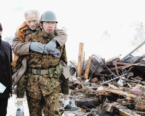 Un soldado del Ej&#x00E9;rcito rescata a un damnificado en medio de las ruinas. efe.