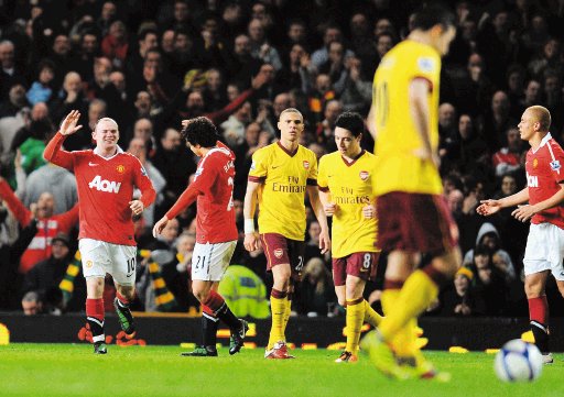 Manchester derrot&#x00F3; a un Arsenal que vol&#x00F3; patadas ante el Barcelona y ayer fue inferior. AFP