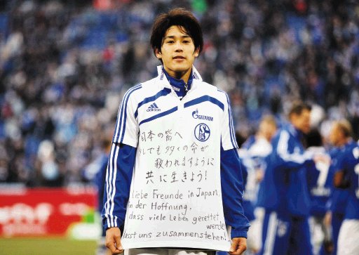 El lateral japon&#x00E9;s Atsuto Uchida, del Schalke 04, se solidariz&#x00F3; con las v&#x00ED;ctimas que dej&#x00F3; el terromoto en su pa&#x00ED;s. Reuters