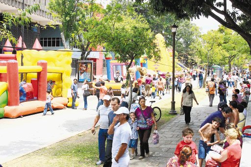 Los m&#x00E1;s peque&#x00F1;os participaron de los juegos inflables colocados frente a la Biblioteca Nacional en el centro de San Jos&#x00E9; como parte del Transitarte. Meylin Aguilera.