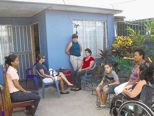 La familia permanece en vigilia en torno a la casa esperando noticias del joven taxista. Julio Segura.