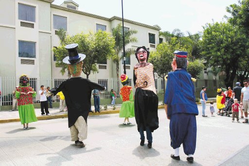 Las mascaradas se adue&#x00F1;aron de las calles. Meylin Aguilera.