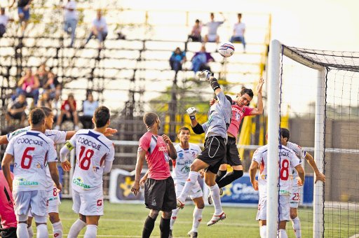 Los goleadores de ambos equipos anotaron ayer: Erick Scott, y Lucas G&#x00F3;mez. Carlos Gonz&#x00E1;lez.