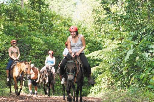 Algunas personas usar&#x00E1;n el dinero para vacacionar. archivo.