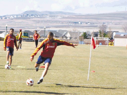 Junto a sus compa&#x00F1;eros, &#x00C1;lvaro Sabor&#x00ED;o afin&#x00F3; ayer la punter&#x00ED;a, desea ganarle a Saprissa, al que no ve m&#x00E1;s fuerte que su club. Milton Montenegro