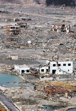 Los escombros se dispersan a trav&#x00E9;s de la amplia extensi&#x00F3;n de la ciudad de Minami Sanriku,dos d&#x00ED;as despu&#x00E9;s del sismo. AP.