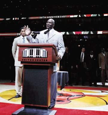 Jordan y Pippen ofrecieron un discurso, durante la ceremonia que se realiz&#x00F3; en el medio tiempo. Reuters.