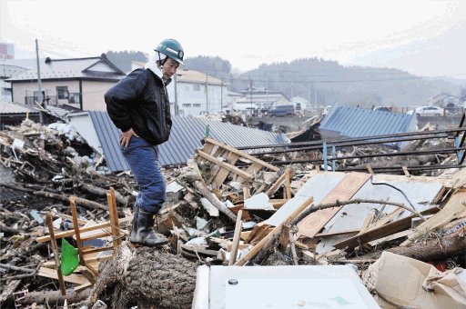 Un hombre observaba ayer su casa destruida en la aldea de Noda, prefectura de Iwate, al norte de Jap&#x00F3;n. AP.