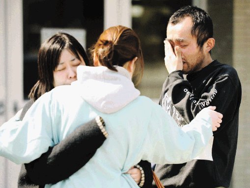 Un joven llora frente a un centro de evacuaci&#x00F3;n despu&#x00E9;s de saber que un amigo muri&#x00F3; en el terremoto y el &#x201C; tsunami&#x201D;. AP.