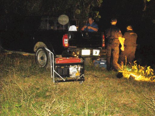 Con la luz de una planta el&#x00E9;ctrica se levant&#x00F3; el cuerpo y el OIJ busc&#x00F3; evidencias. Mario Cordero.