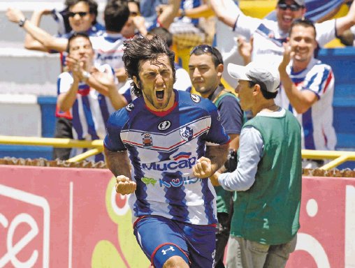 Apenas a los 23 minutos, Cartago ya ganaba 1 a 0. El argentino Diego Pa&#x00ED;s abri&#x00F3; la cuenta ante los &#x201C;tiburones&#x201D; del PFC. Celebr&#x00F3; su gol a lo grande. Rebeca Arias.