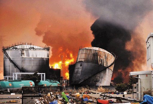 Una columna de llamas y humo emerge de una planta de refiner&#x00ED;a de petr&#x00F3;leo pr&#x00F3;xima a una central t&#x00E9;rmica en Shiogama. EFE.