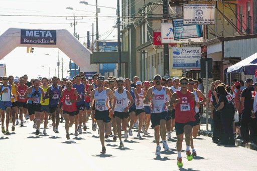 Un buen n&#x00FA;mero de atletas tomaron las calles de Cartago ayer, para competir y colaborar con la Cruz Roja. Meylin Aguilera